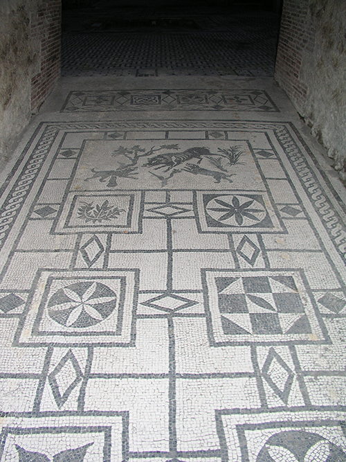 mosaic gogs hunting a wild boar